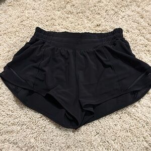Lululemon black low rise 2.5” hotty hots size 4